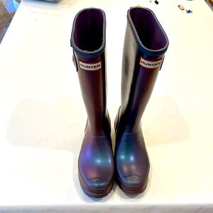 Worn ONCE girls iridescent purple HUNTER Nebula tall rain boots.